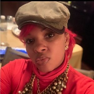 Gucci cap, cab driver style